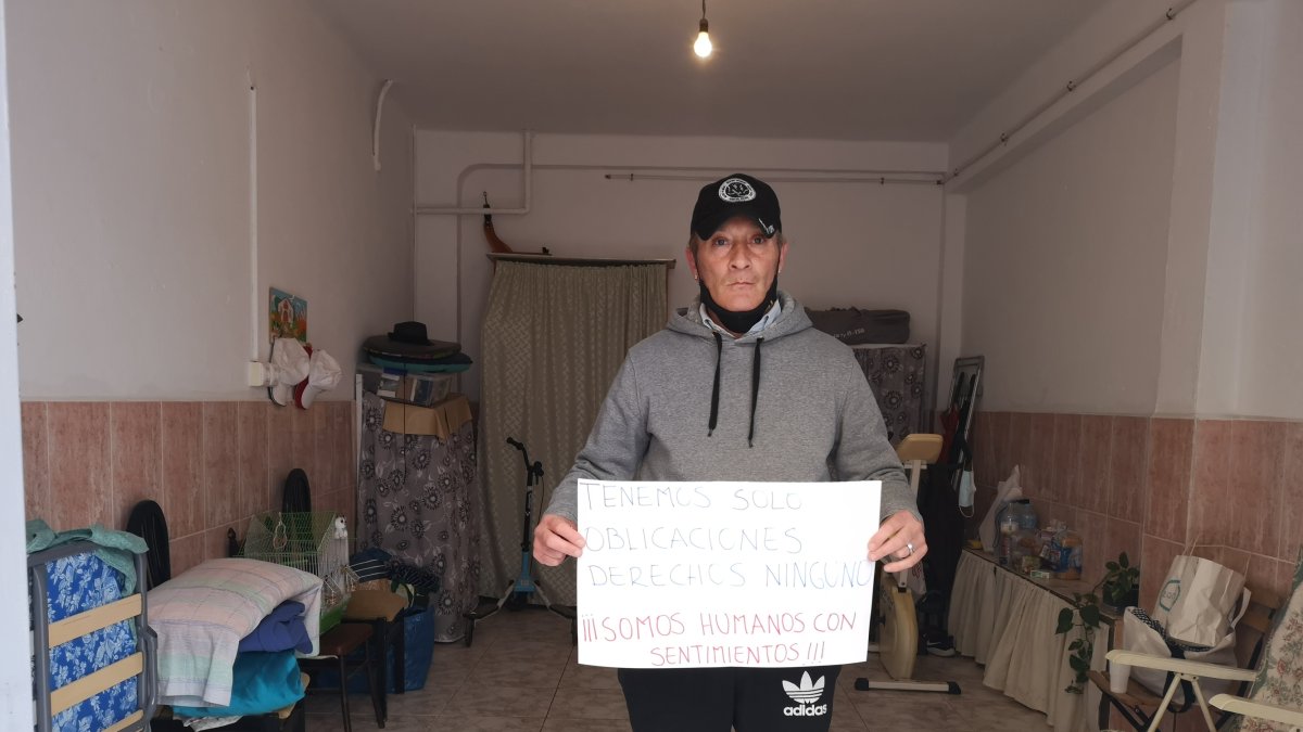 José Antonio López se ha visto obligado a vivir en esta cochera.