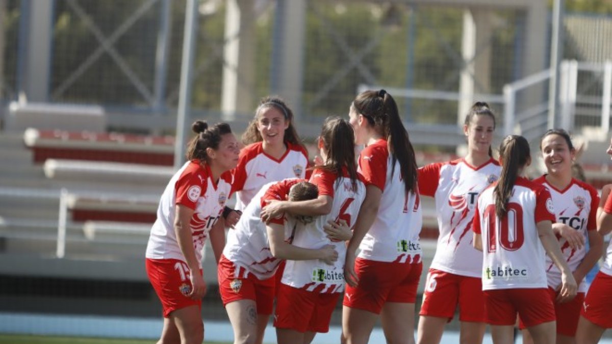 Las rojiblancas celebran uno de los goles.