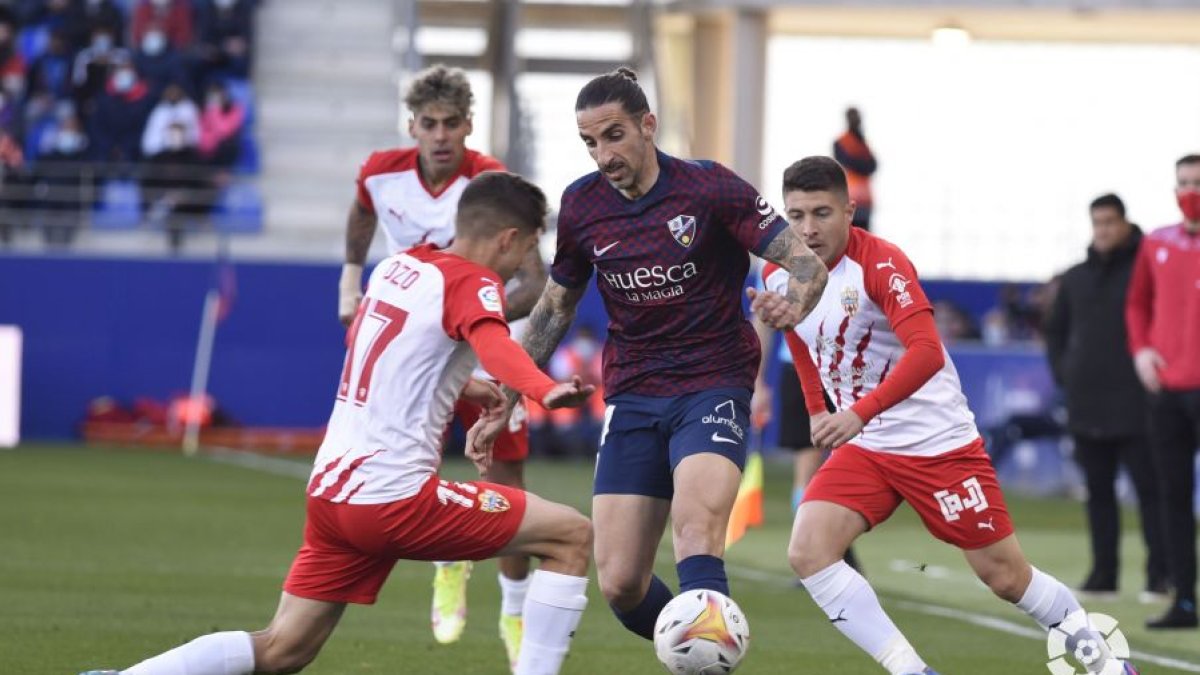 Una jugada del Huesca-Almería.