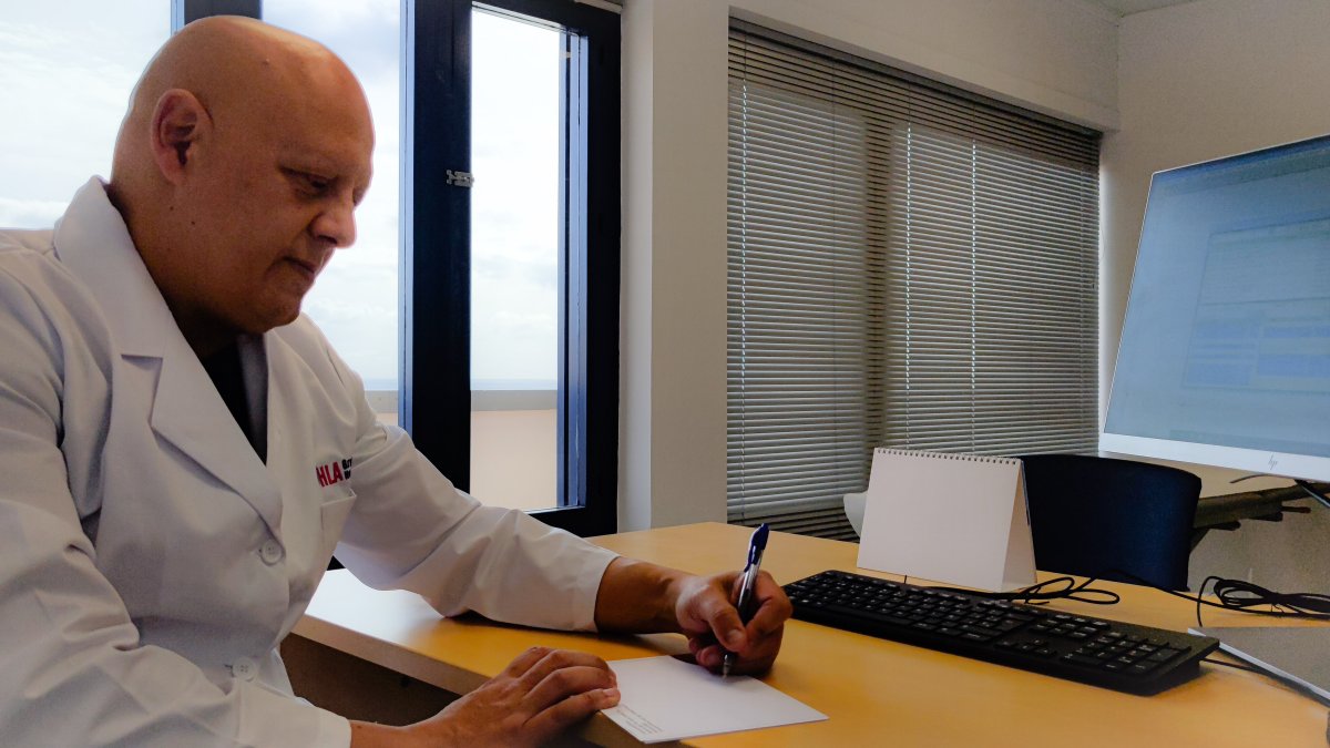 Miguel Ángel Caravaca lidera la nueva unidad dedicada a migrañas, vértigos y otras disfunciones craneales en HLA Mediterráneo.