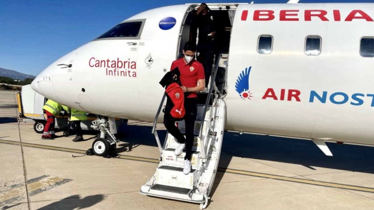 La expedición del Almería a su llegada, el sábado, a Huesca.