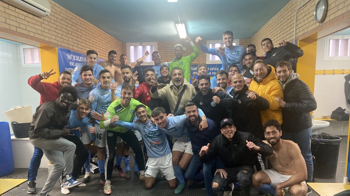 Celebración en el vestuario celeste con el presidente Alejandro Bouza.