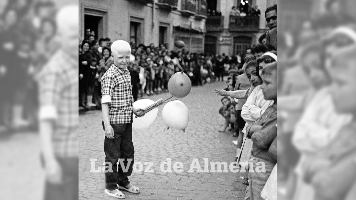 Un personaje de la Almería de los años 60 era el niño albino que vendía los globos por la calle.