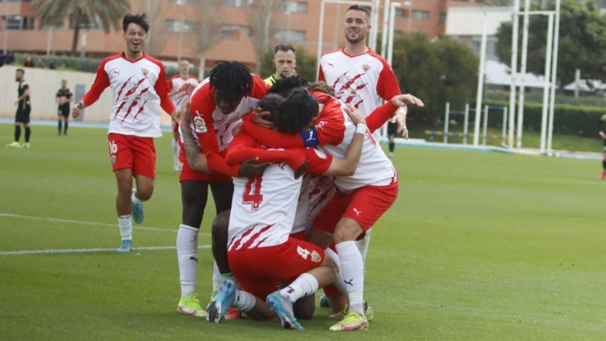 Los jugadores rojiblancos celebran uno de los goles.