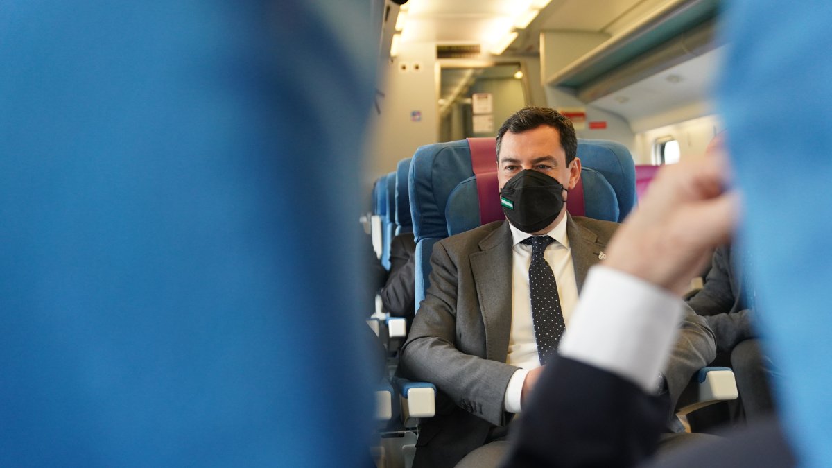 Juanma Moreno, en el tren directo Granada-Málaga.