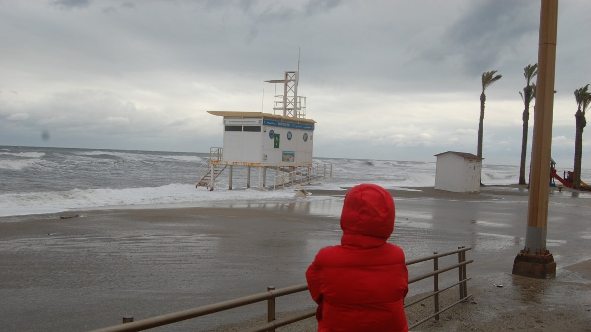La playa de La Urba anegada por el agua. (FOTO: Víctor Navarro)