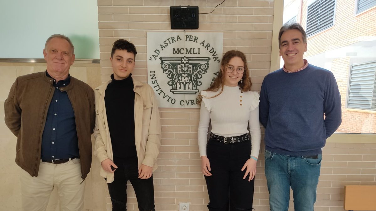 Los alumnos Miguel Martínez Rodríguez y Carmen Giménez Puentes junto al director del centro y su profesor.