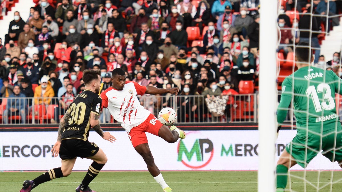 Sergio Akieme está en la lista de uno de los grandes de Primera.