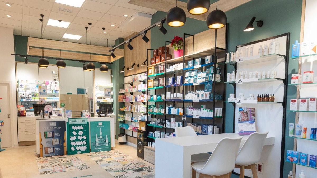 Imagen interior de la Farmacia María de Oña.