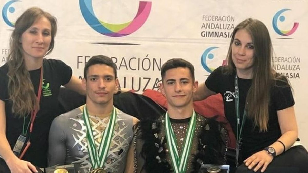 Los dos gimnastas con sus entrenadoras.