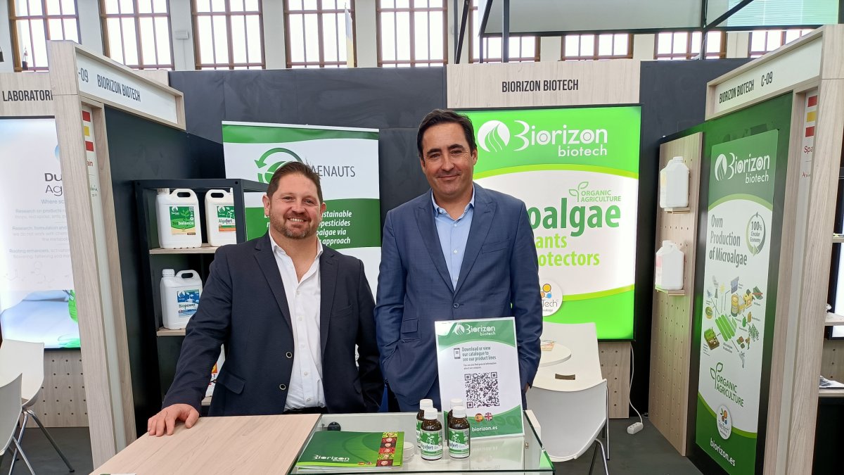 Lucas González y Pablo Escrig en el stand en Berlín.