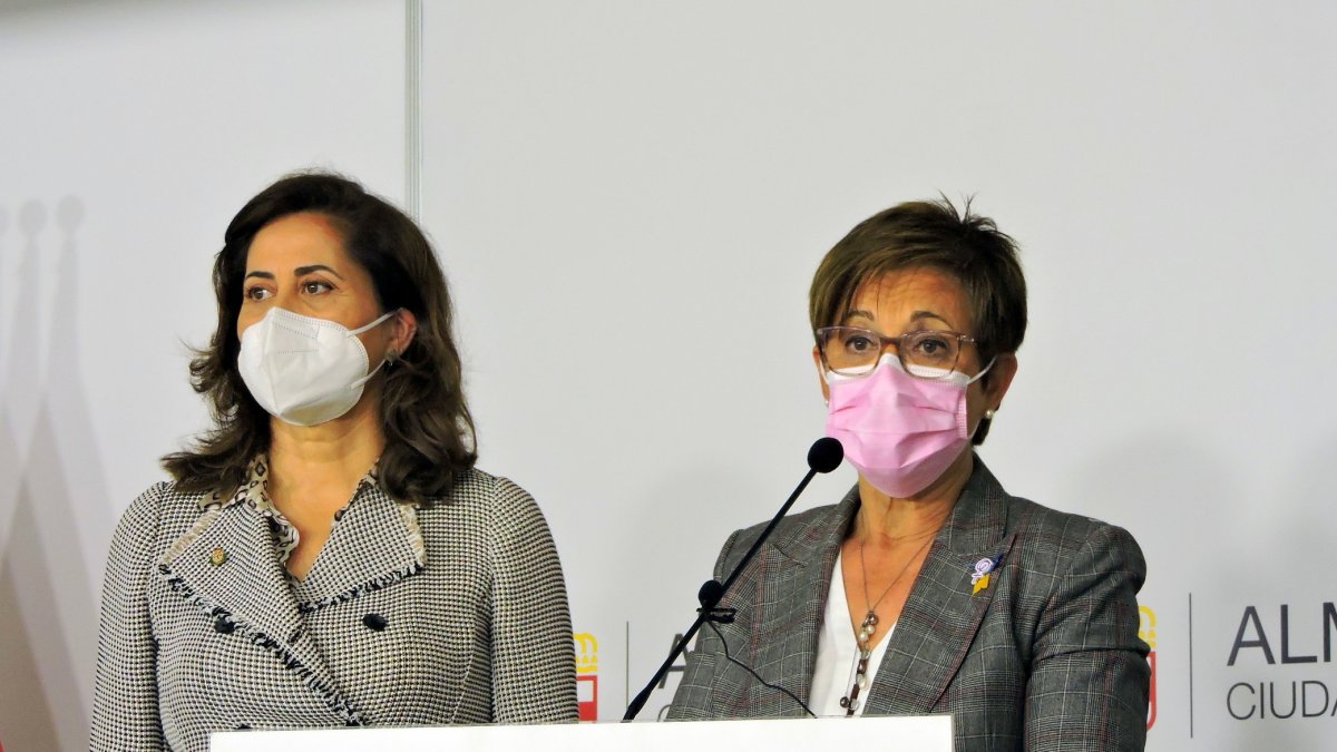 Adriana Valverde junto a Carmen Aguilar