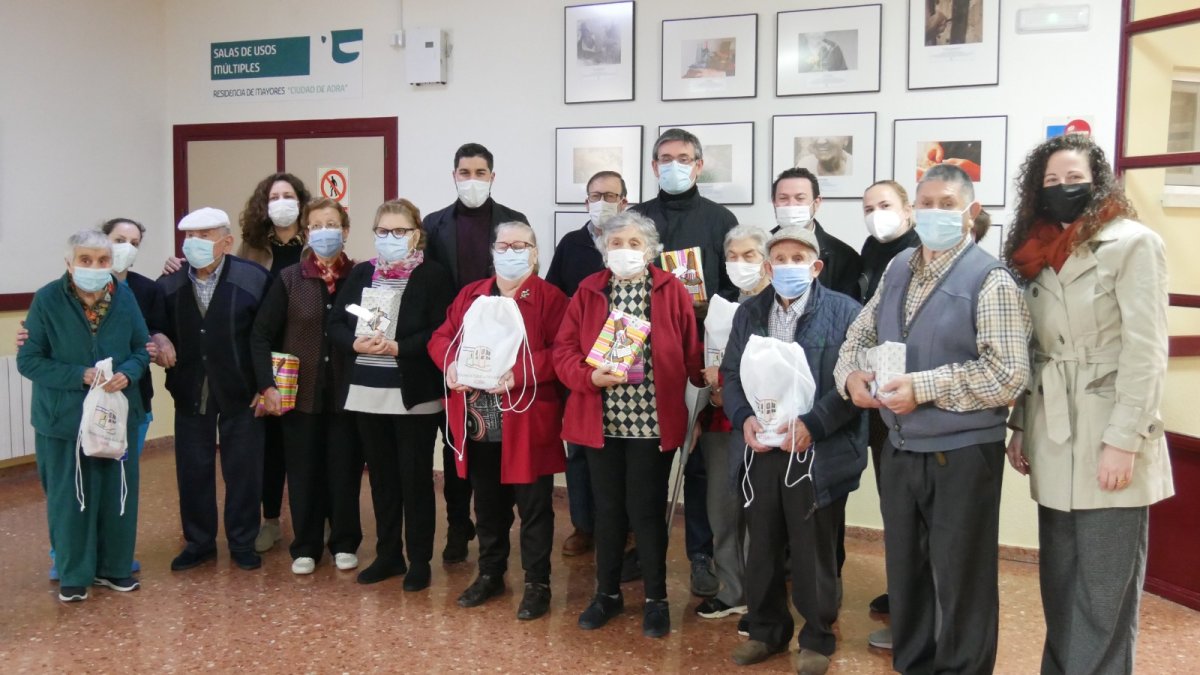 Entrega de libros en la Residencia de Mayores.