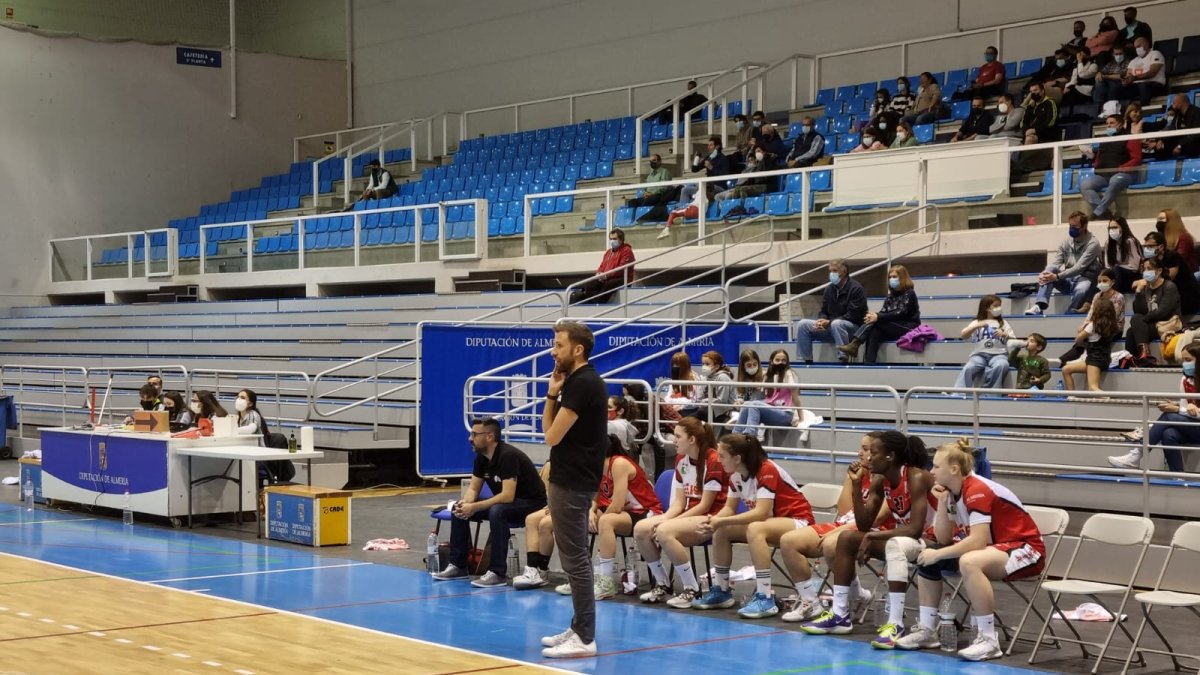 Álex Gómez en el banquillo de ISE en el partido contra Barakaldo.