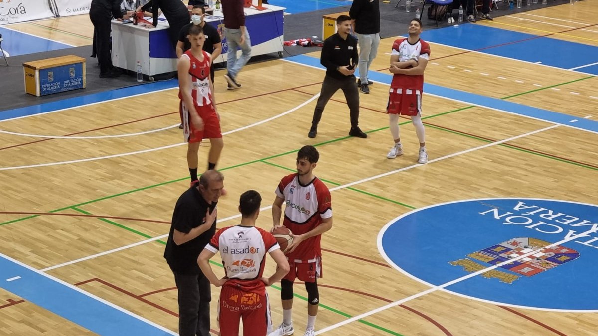 José González hablando con sus jugadores en el Moisés Ruiz.