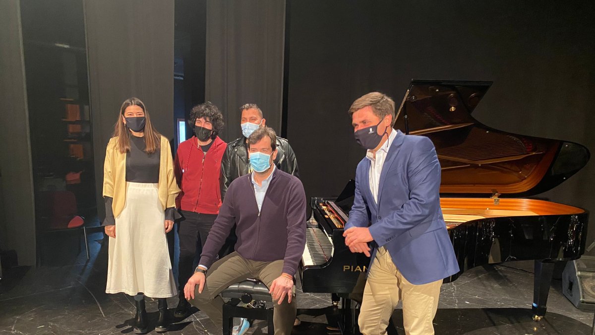 Miembros de Compro Oro y Monte Terror y el solista Jesús Cortés acudieron al acto oficial de presentación de Made in Roquetas.