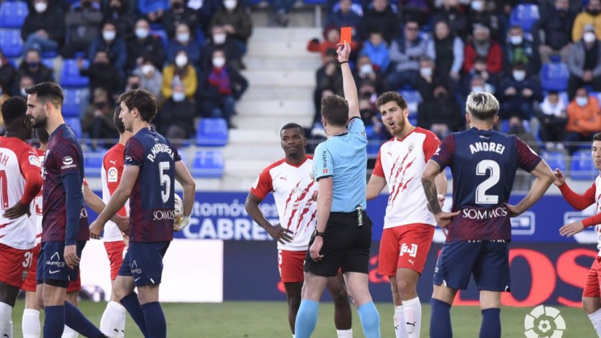 Momento en el que López Toca expulsa a Akieme en El Alcoraz.