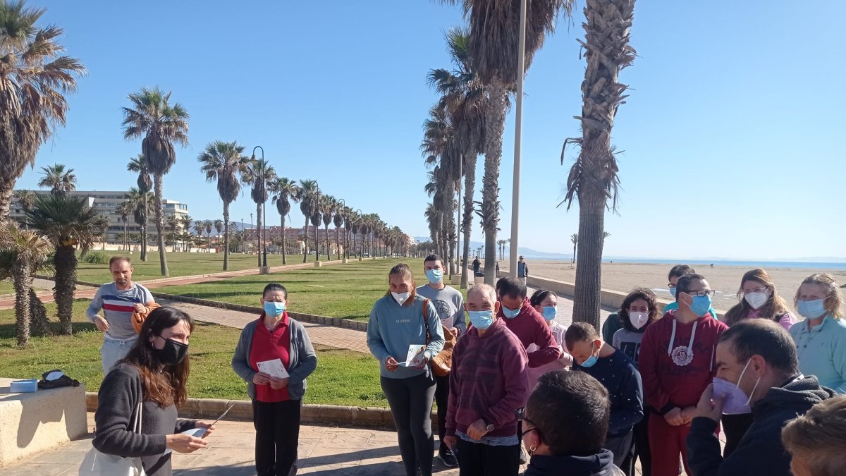 Los residuos arrastrados por el temporal no amilanaron el ánimo de trabajo de estos ecologistas de ASPRODESA. Foto de V.N.