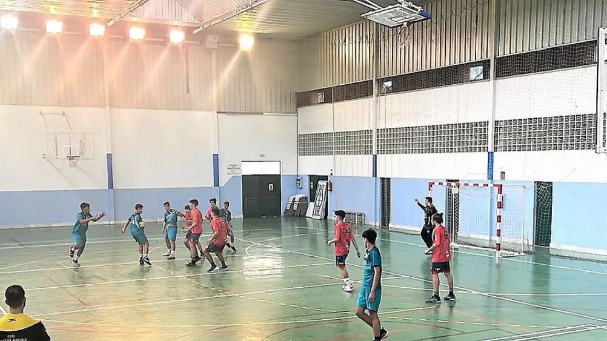 Balonmano de cantera en el Pabellón Paco Navarro de Huércal de Almería.