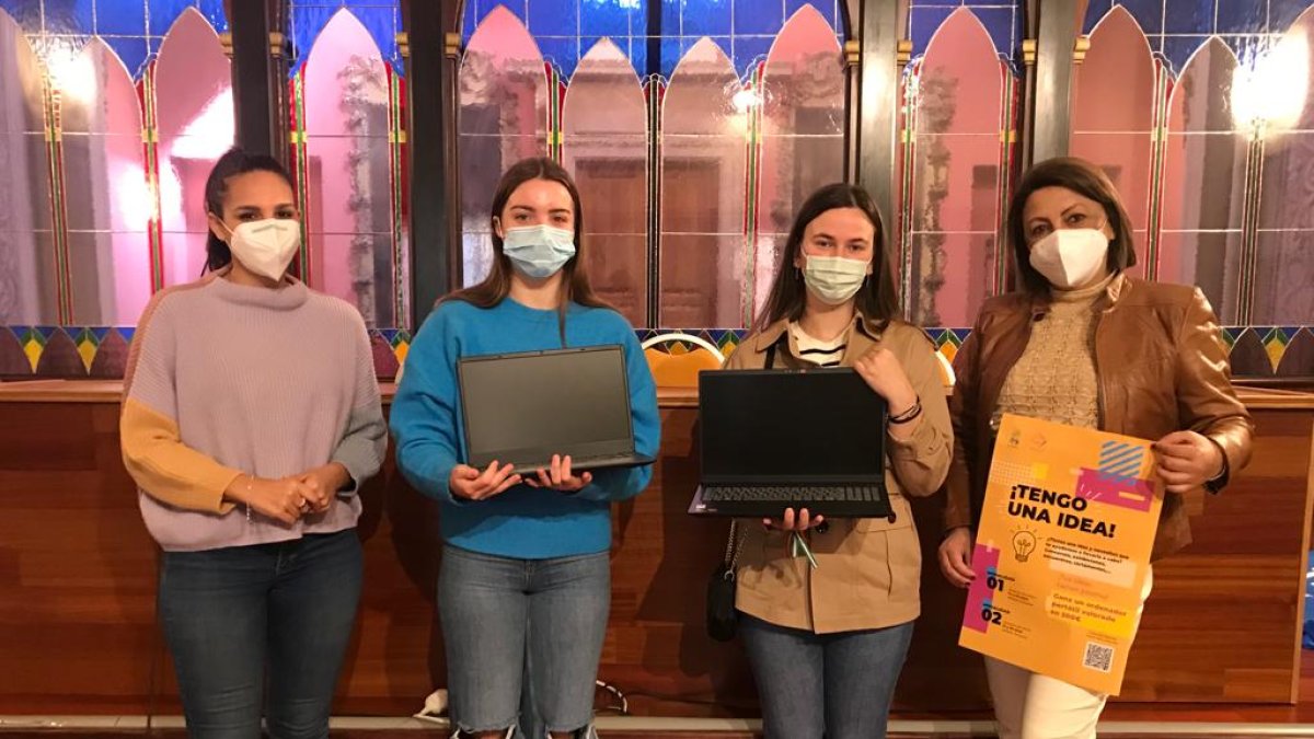 Las ganadoras reciben el premio de un ordenador, valorado en 500 euros.