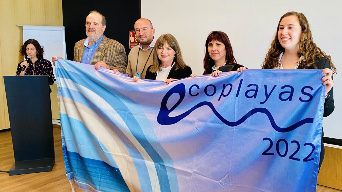 Edil de Turismo de El Ejido y responsables del área recogiendo el distintivo.