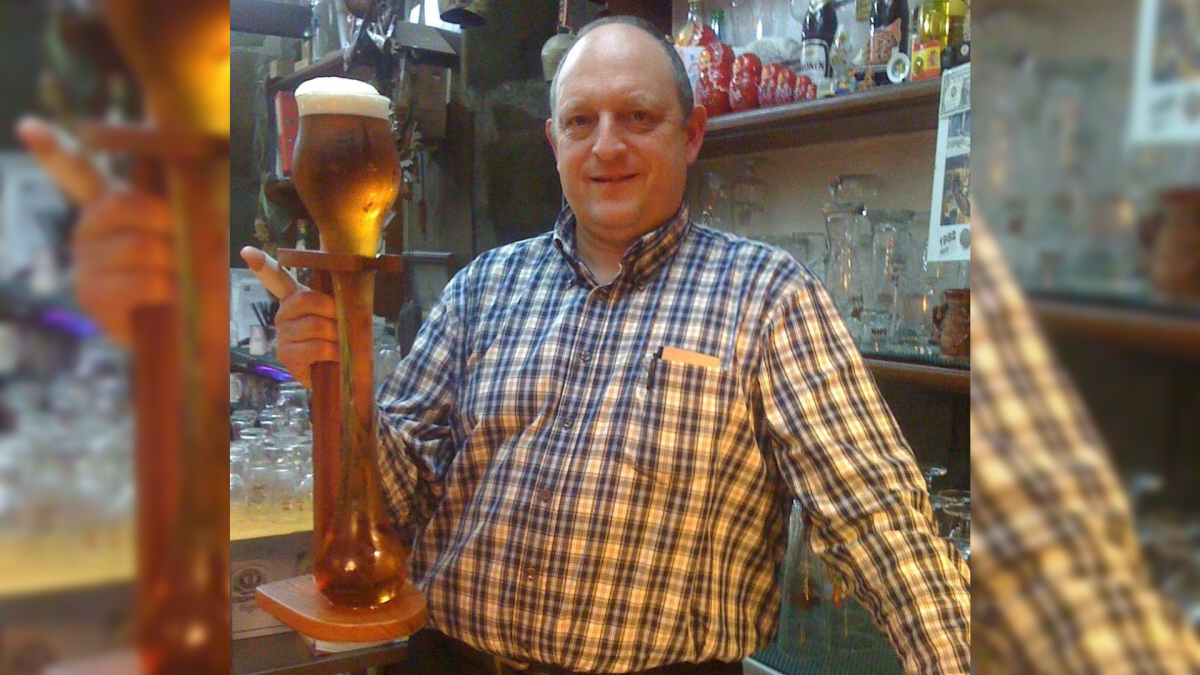 El vaso de ‘Hinner’ fue vendido y el pago se envió a Alemania para el tratamiento de su enfermedad.