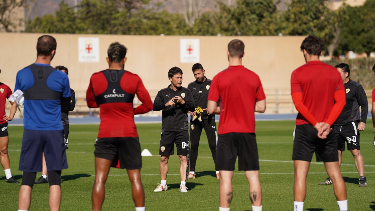Rubi hablando con la plantilla antes del partido ante la Ponferradina.