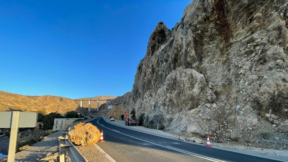 Una roca de gran tamaño ha caído a la carretera.