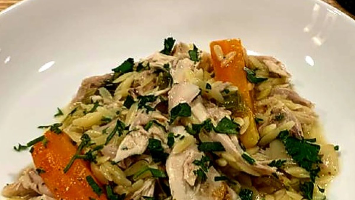 Un exquisito plato de pollo.