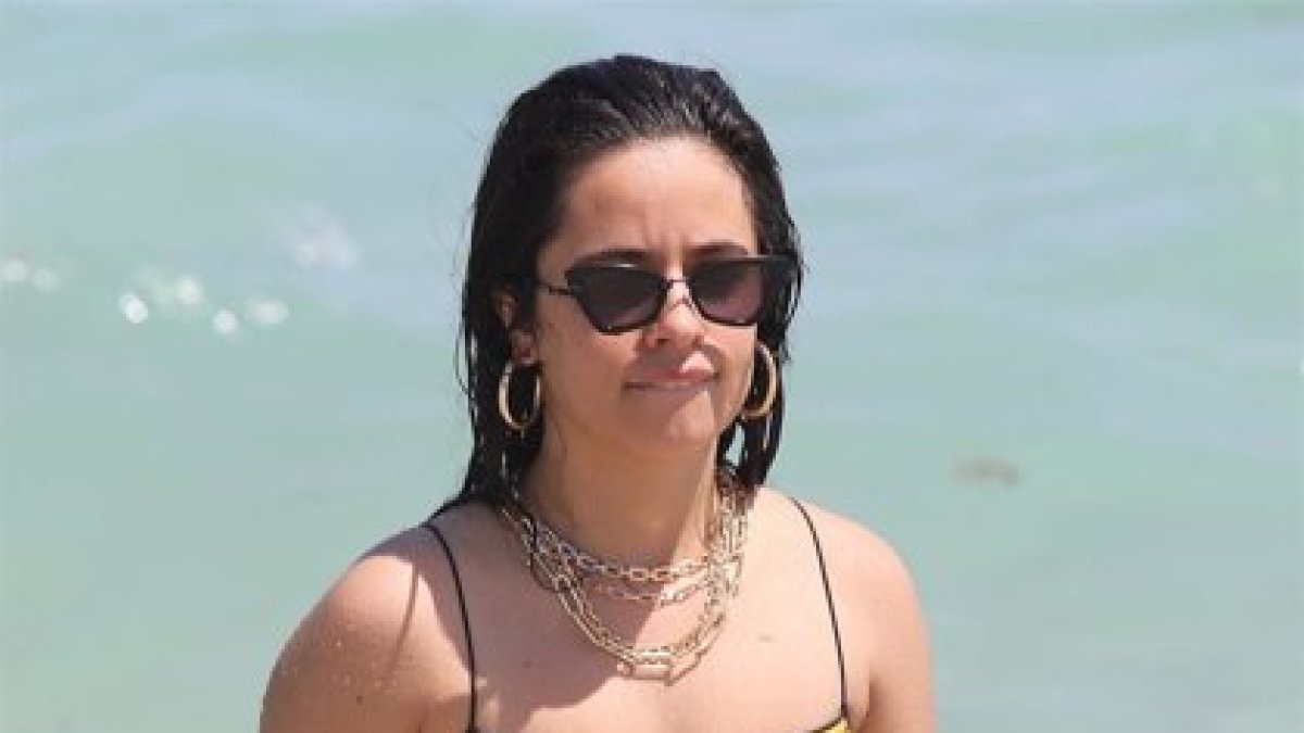 Las polémicas imágenes de una cantante en la playa.