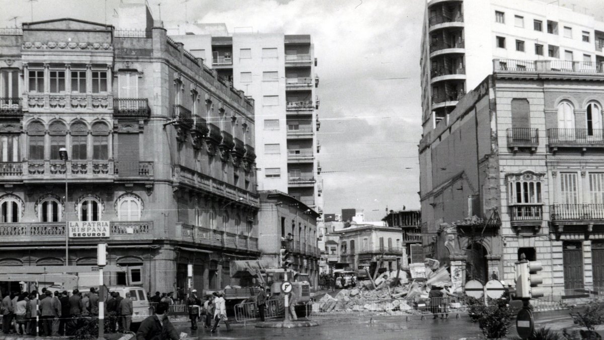 Imagen tomada la mañana del 11 de marzo de 1972 cuando terminó de derribarse el edificio Vulcano con el público expectante en la acera.