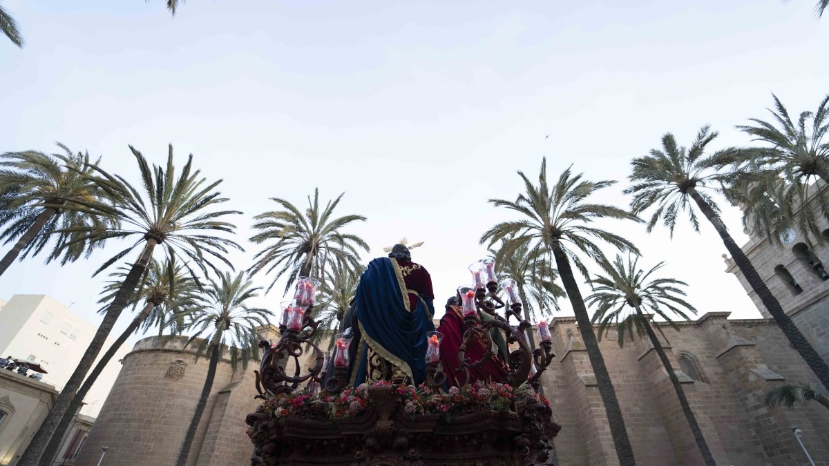 El Señor de la Santa Cena encarando la Catedral