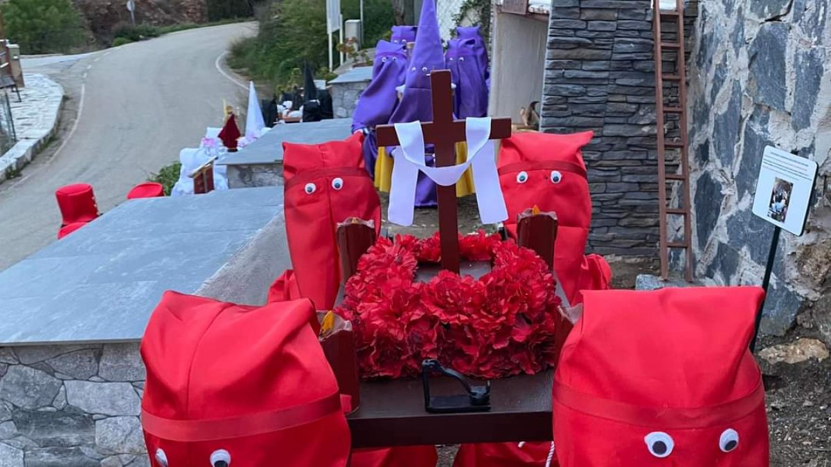 Procesión de la Hermandad de la Cruz, en miniatura, en el barrio de La Arquilla.