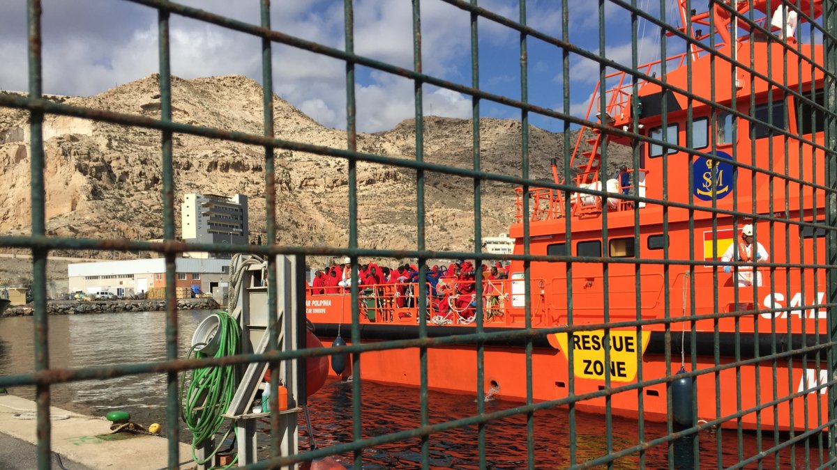 Salvamento regresa al Muelle de Poniente tras un rescate