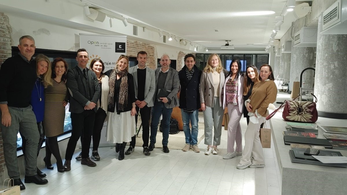 El grupo de empresas que se reunieron en el Cosentino City de Barcelona