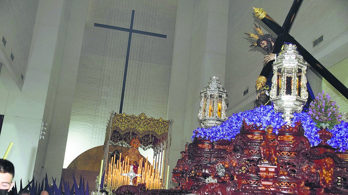 La Virgen de los Desamparados en su paso de palio al fondo del templo contemplando a su hijo de Salud y Pasión, en el momento de iniciar la maniobr