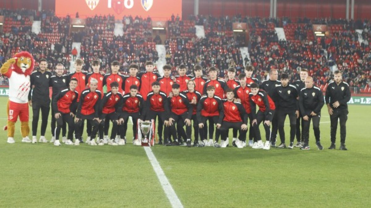 Los juveniles del Almería saltaron al césped.