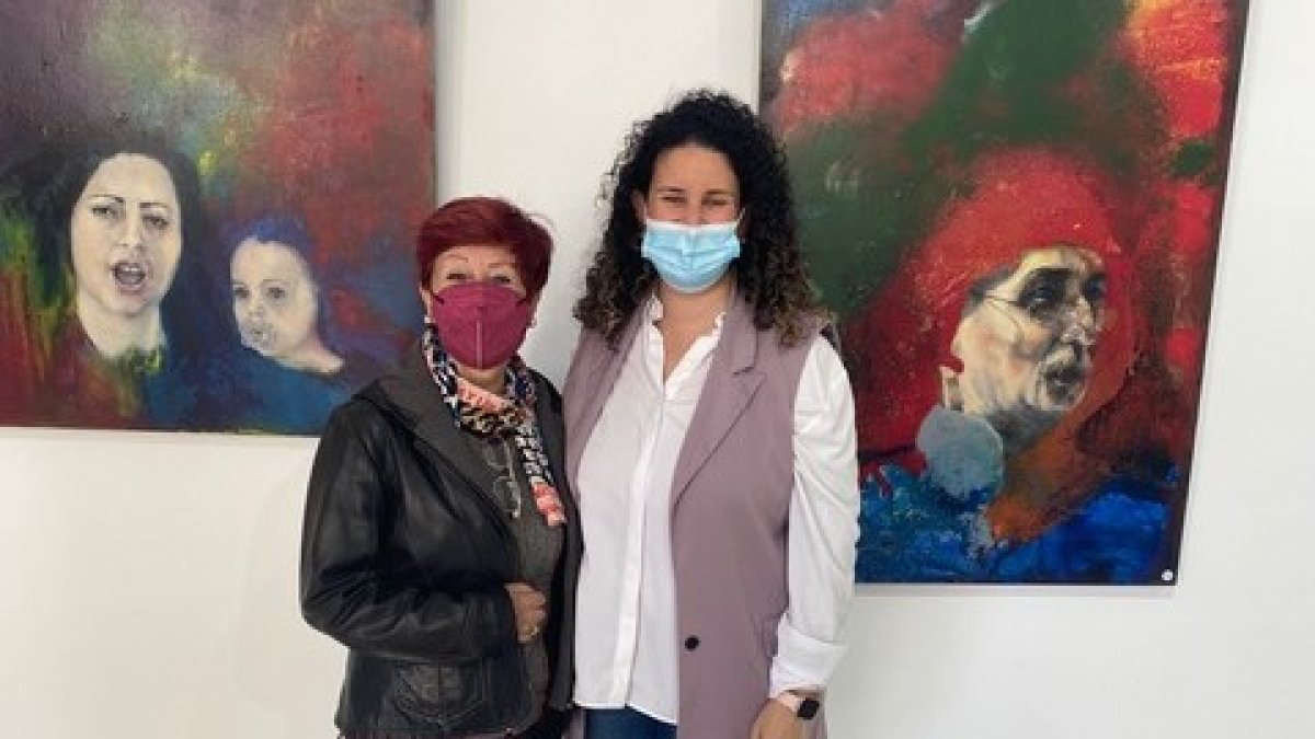 Raquel Belmonte, Concejal de Cultura junto a la artista, Teresa Nájera.