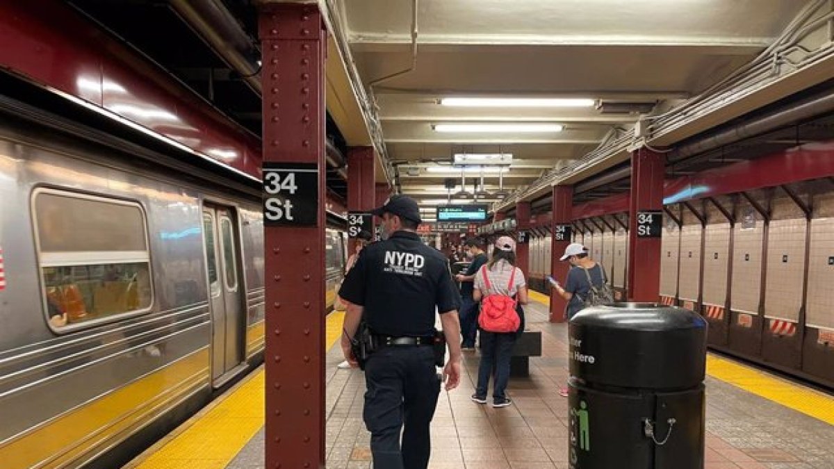 Un policía en el metro de Nueva York.