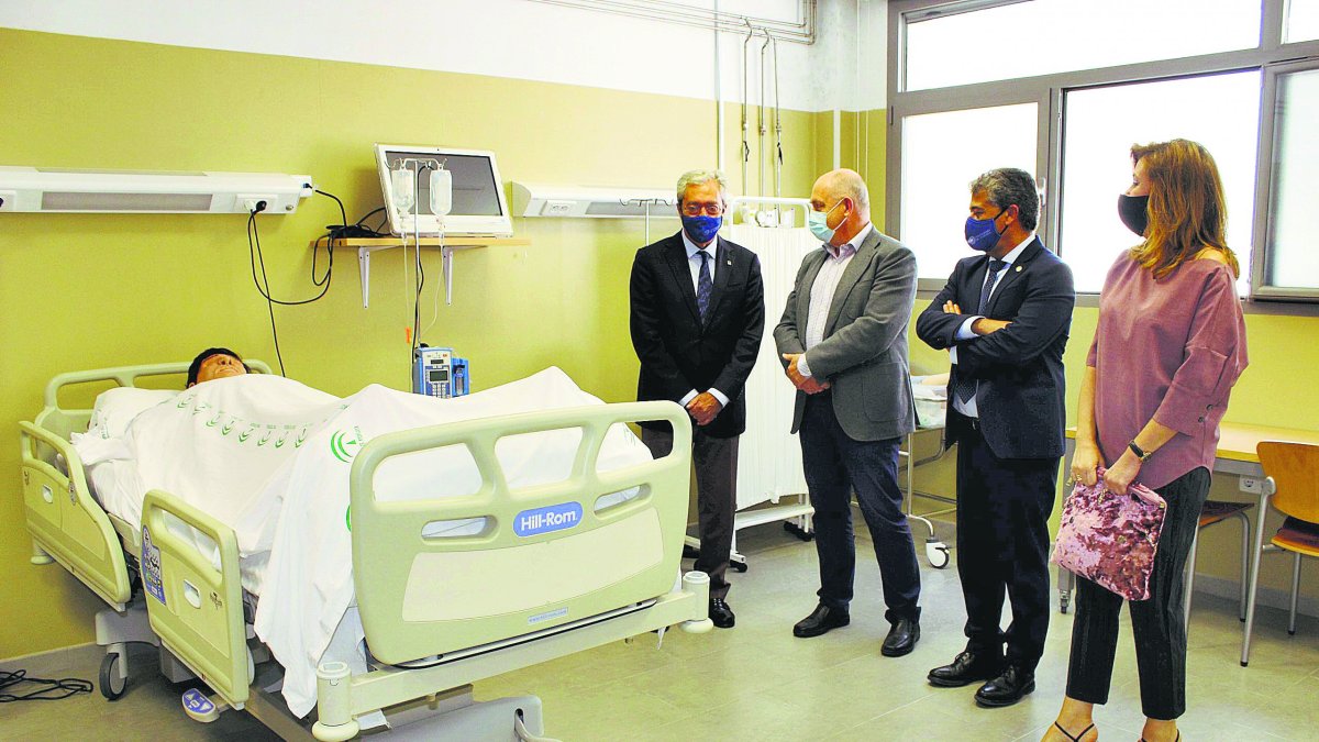 Imagen del consejero Rogelio Velasco y del rector, Carmelo Rodríguez.