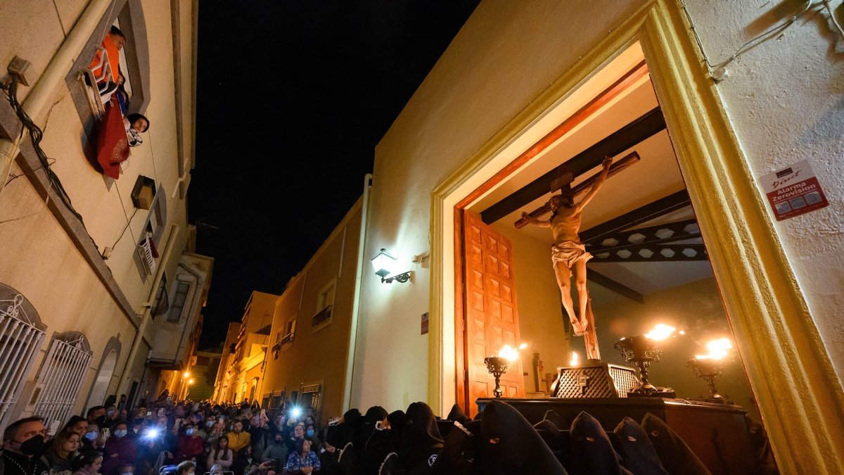 El Santo Cristo del Perdón haciendo su salida desde la Parroquia de San Ildefonso