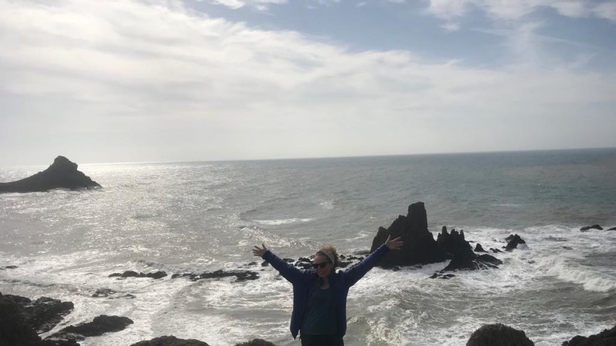 Francesca di Pietro frente al Arrecife de las Sirenas.