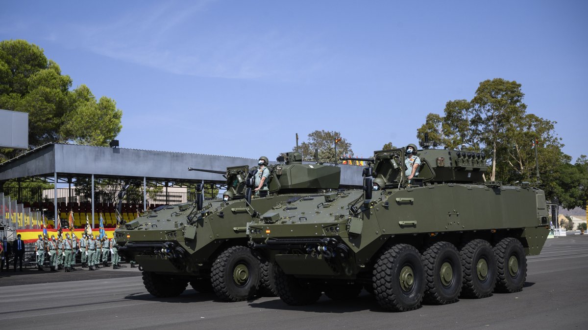 Dos vehículos 8x8 en un desfile en Viator.