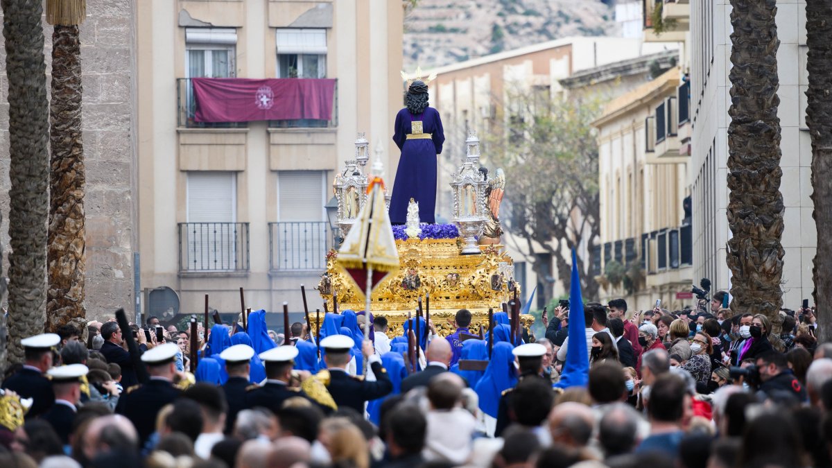 El Cautivo, saliendo de la plaza de la Catedral antes de que se desencadenara la lluvia.