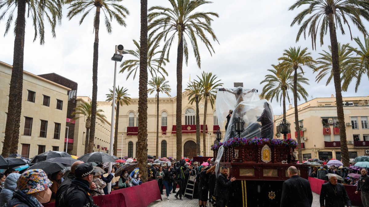El paso de misterio del Cristo del Mar, cubierto con plásticos antes de intentar entrar a la Catedral.