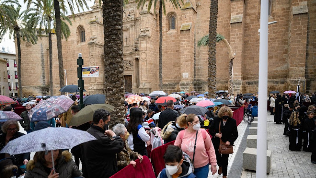 Paraguas en la Plaza de la Catedral en la tarde del Miércoles Santo.