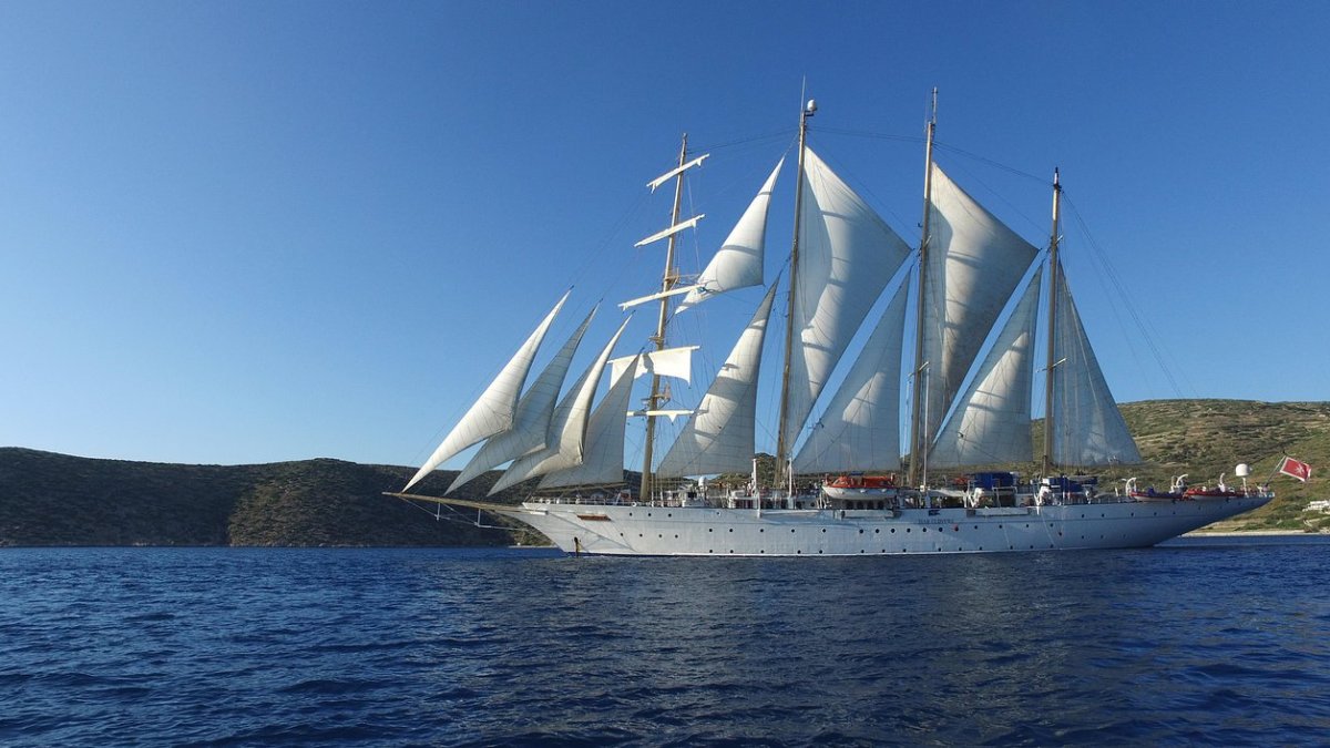 El lujoso Star Flyer, un bergantín de 4 mástiles que tiene hasta biblioteca con chimenea.