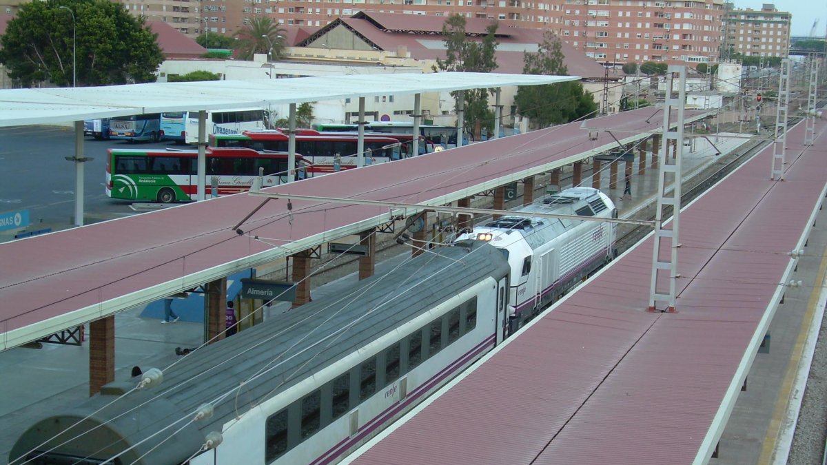 Un tren estacionado en la Estación Intermodal de Almería.