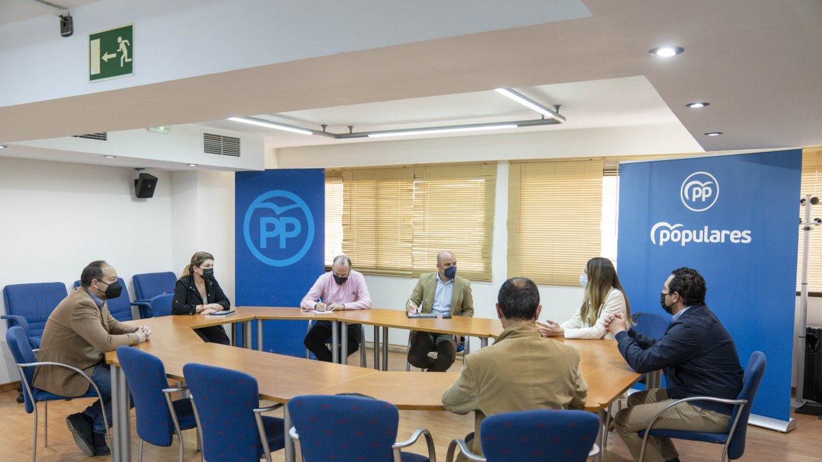 Un momento en la reunión del PP con los transportistas.