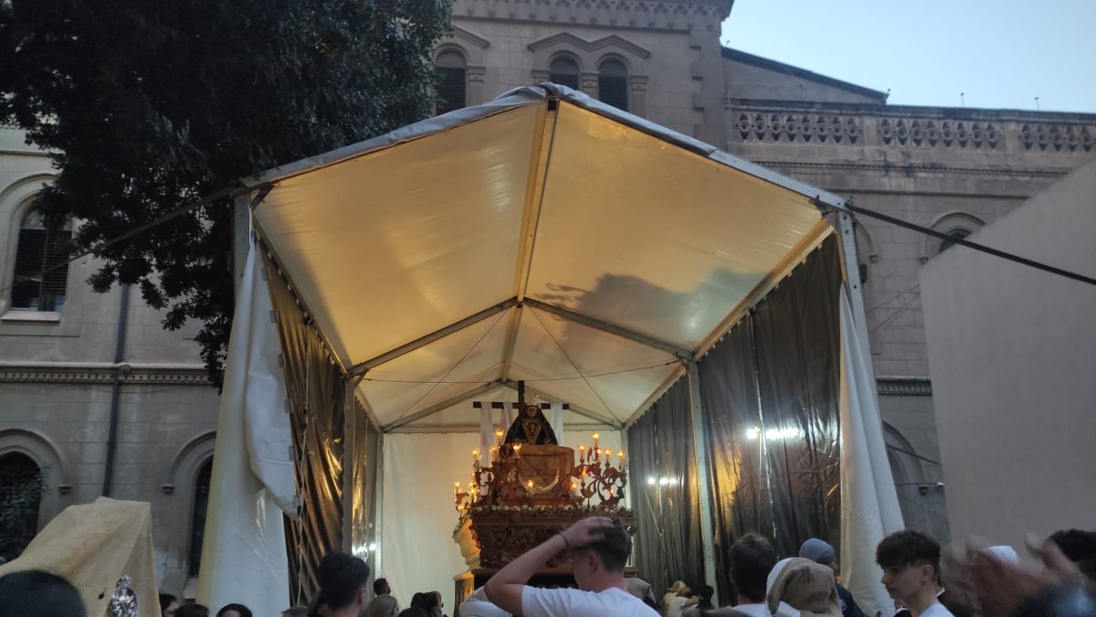 Tristeza entre los costaleros y cofrades de Angustias, a su regreso a la Compañía de María.